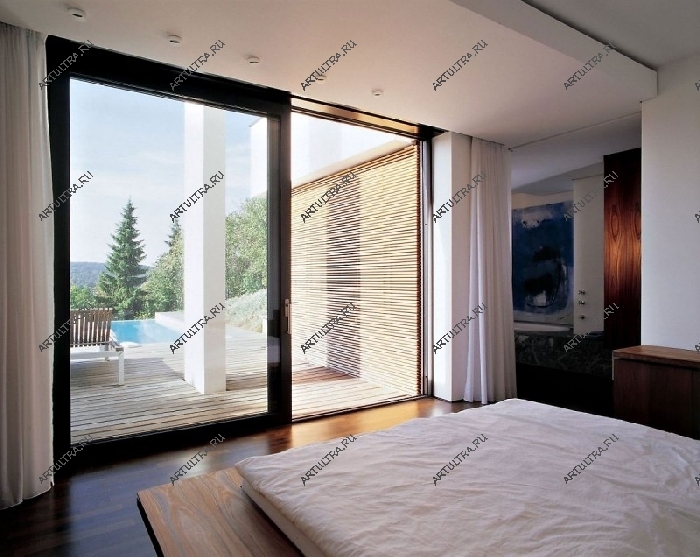 Стеклянные балконные двери способны прекрасно защищать помещение от сквозняков и низких температур, обеспечивая удобный доступ на балкон