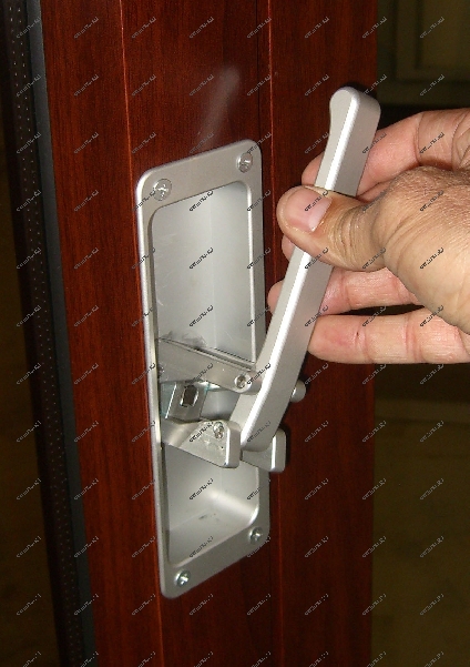 Для раздвижных складывающихся дверей используют специальные ручки, утопленные в полотно