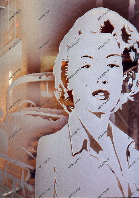 Пескоструйный портрет Мэрилин Монро на стекле перегородки