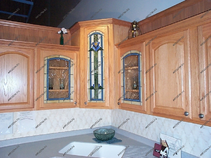 Художественный витраж Тиффани - оригинальное украшение для фасада кухонного гарнитура