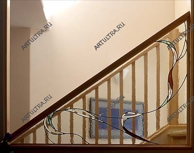 Стильный витраж Тиффани в лестничном проеме подчеркнет индивидуальный дизайн всего помещения